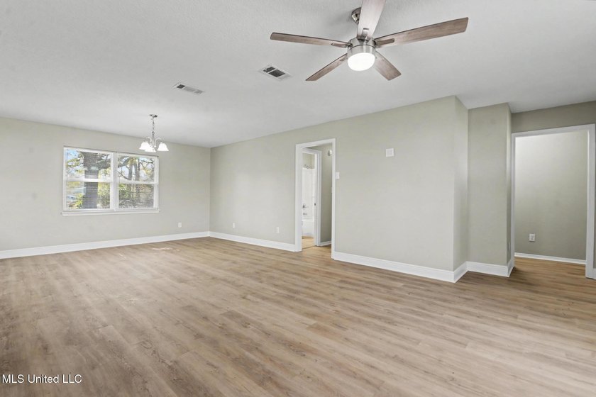 Freshly renovated and move-in ready 3-bedroom, 2-bath home - photo 4
