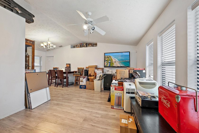 Explore the potential of this well-appointed home at 622 - photo 5