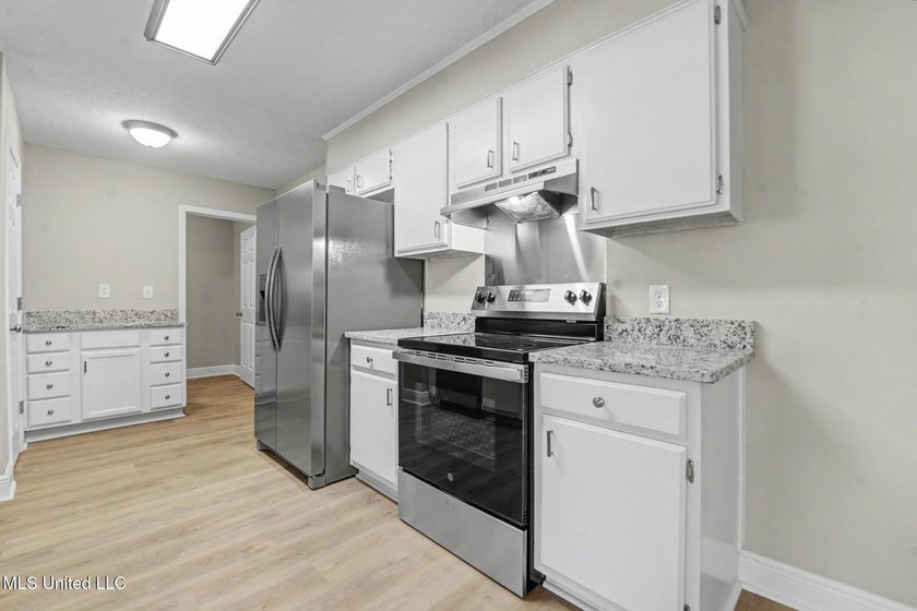 Freshly renovated and move-in ready 3-bedroom, 2-bath home - photo 7
