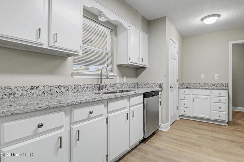 Freshly renovated and move-in ready 3-bedroom, 2-bath home - photo 8