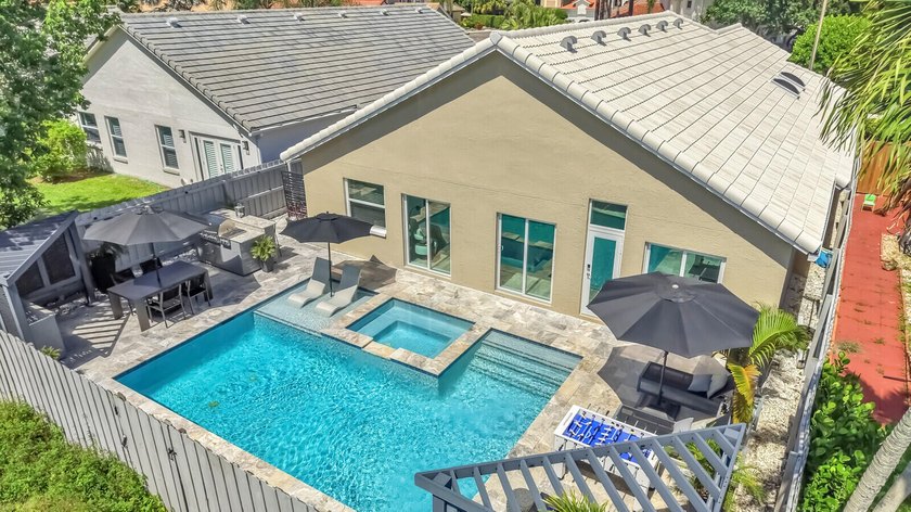 Welcome to this stunning 4-bedroom, 2-bathroom residence - photo 2
