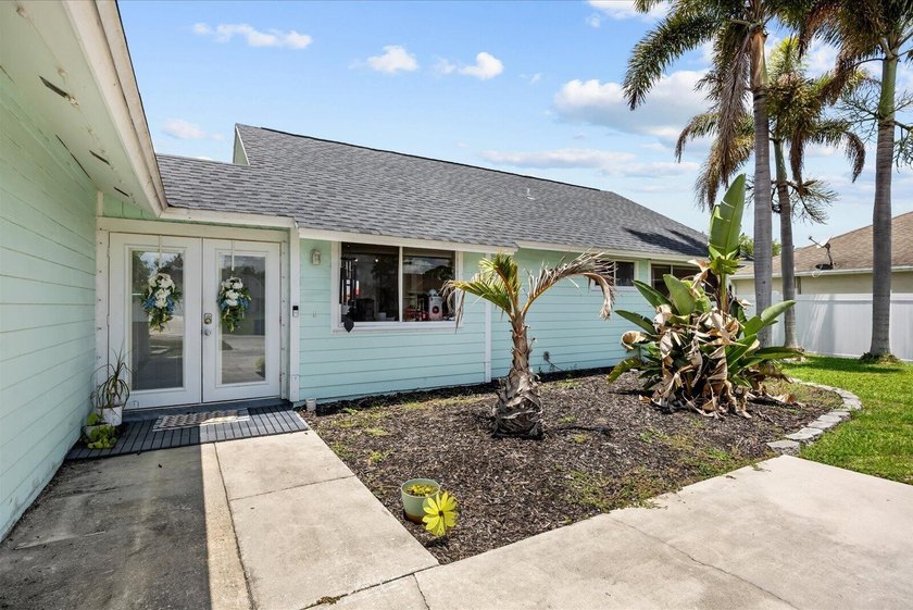 NO HOA! Move right into this beautifully updated 3-bedroom - photo 3