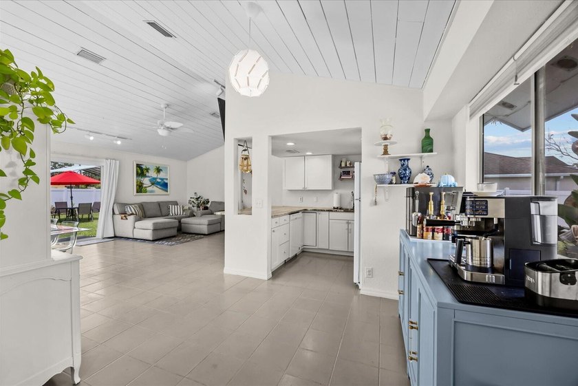NO HOA! Move right into this beautifully updated 3-bedroom - photo 5