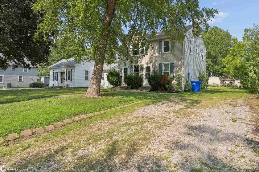 Opportunity awaits with this well-maintained duplex just moments - photo 2