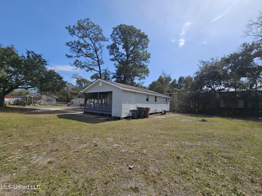 Clean and move-in ready 3-bedroom home priced below retail value - photo 4