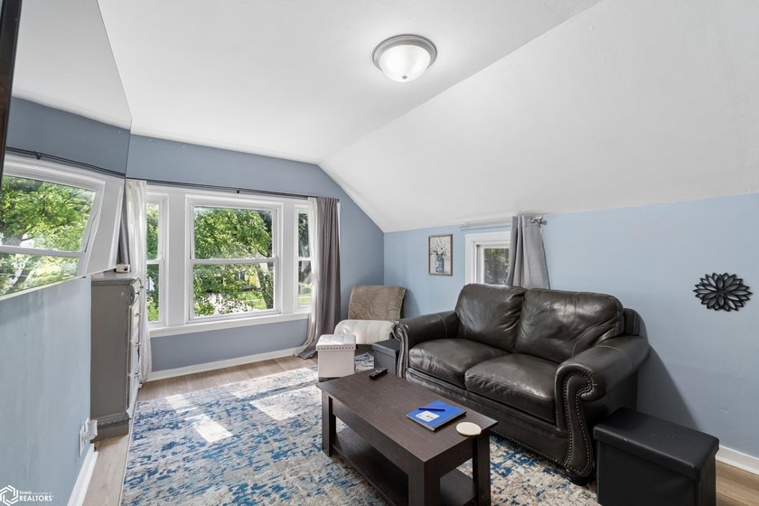 Opportunity awaits with this well-maintained duplex just moments - photo 4