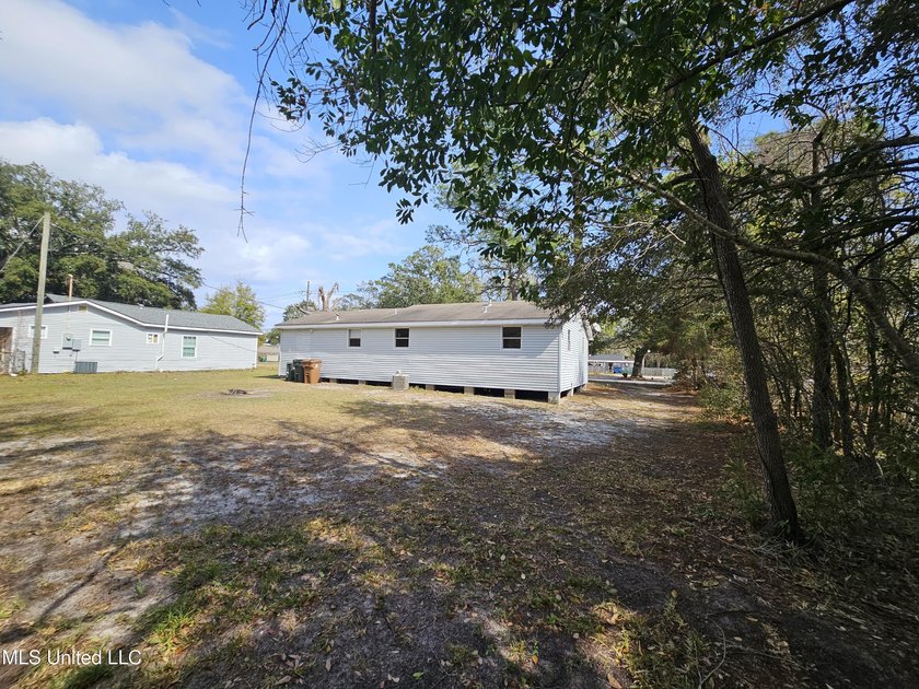 Clean and move-in ready 3-bedroom home priced below retail value - photo 5