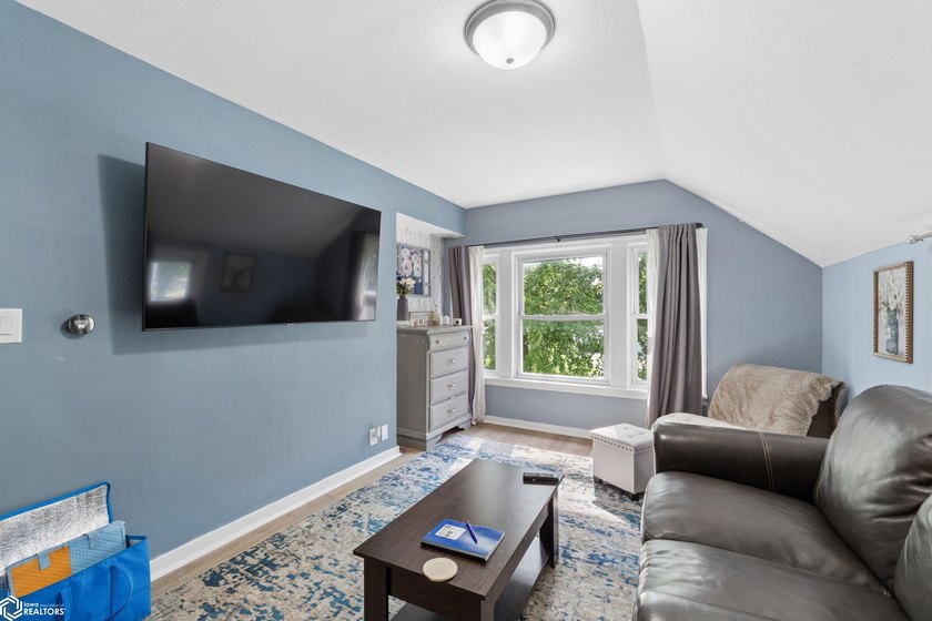 Opportunity awaits with this well-maintained duplex just moments - photo 5