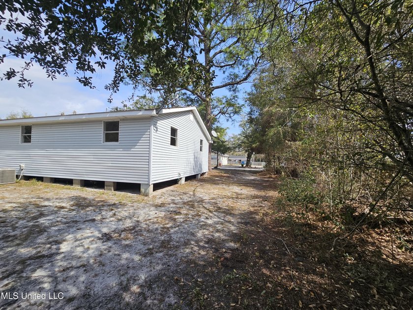 Clean and move-in ready 3-bedroom home priced below retail value - photo 6