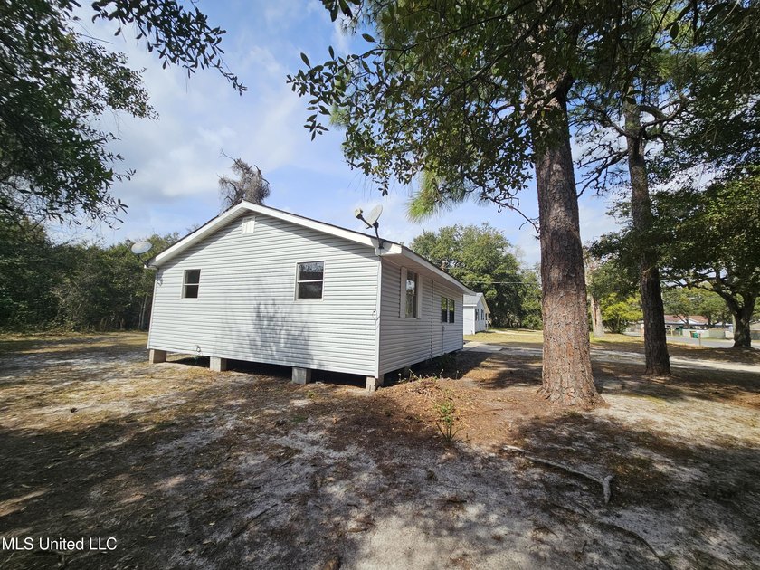 Clean and move-in ready 3-bedroom home priced below retail value - photo 7