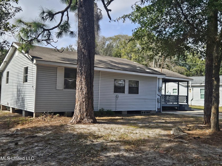 Clean and move-in ready 3-bedroom home priced below retail value - photo 8