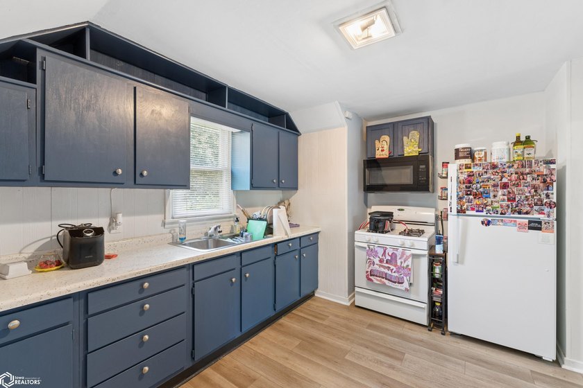 Opportunity awaits with this well-maintained duplex just moments - photo 8