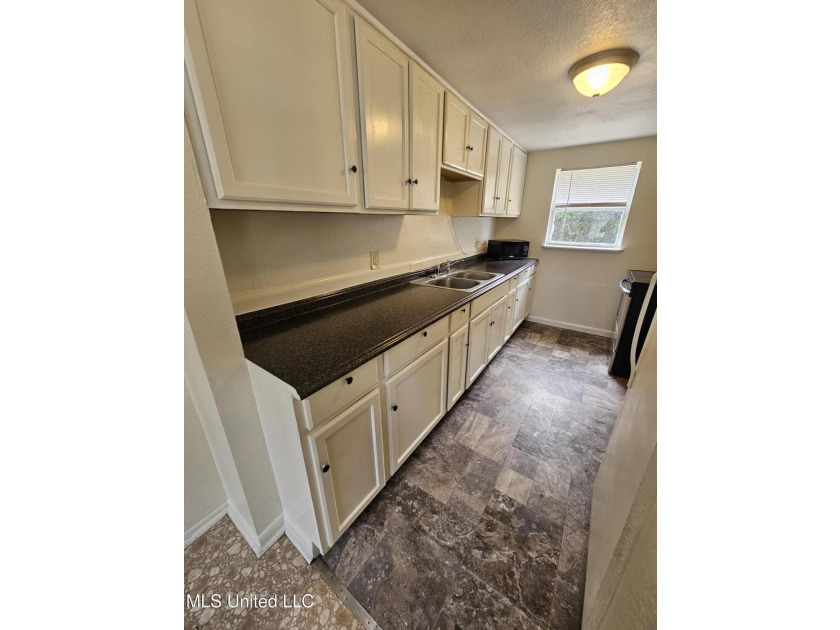 Clean and move-in ready 3-bedroom home priced below retail value - photo 10