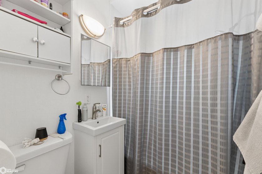Opportunity awaits with this well-maintained duplex just moments - photo 10