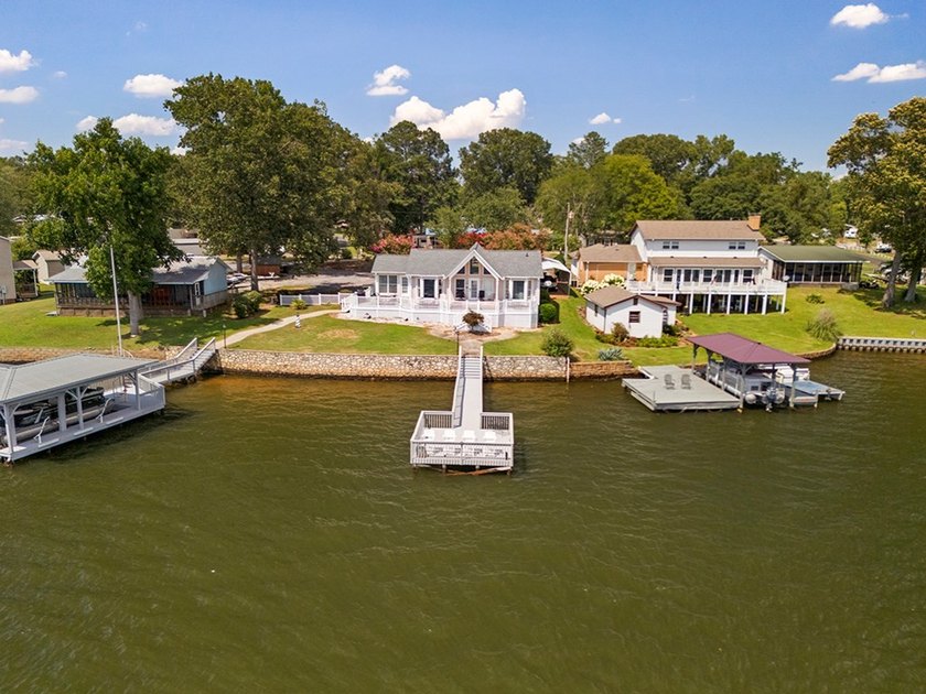 This lakefront home offers breathtaking long-range views - photo 2
