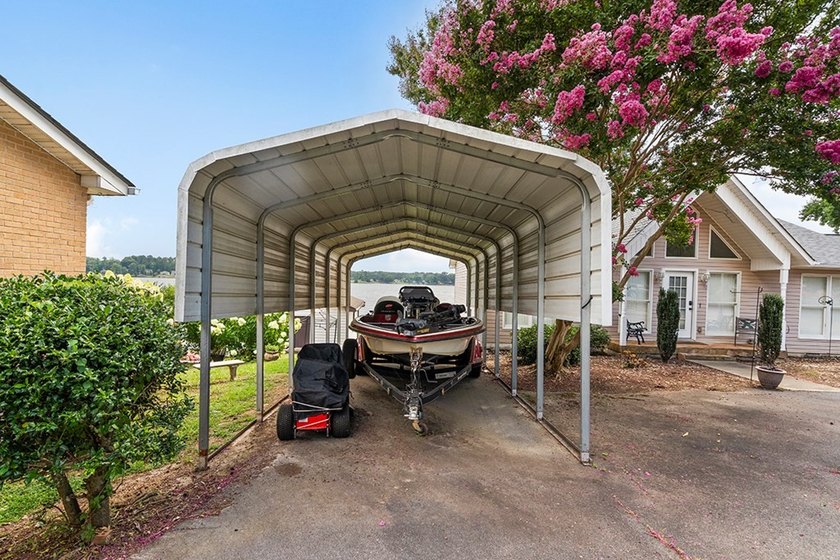 This lakefront home offers breathtaking long-range views - photo 5