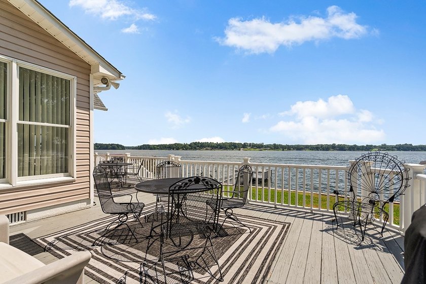 This lakefront home offers breathtaking long-range views - photo 6
