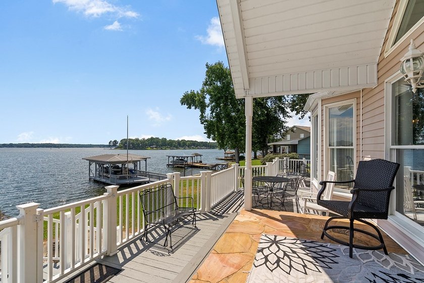 This lakefront home offers breathtaking long-range views - photo 7