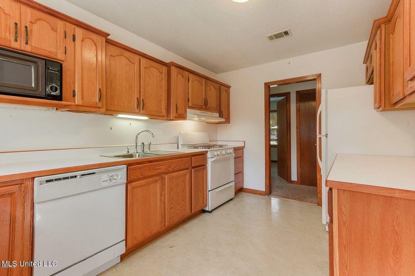 Reduced Price! Solidly-built, 1 story, Brick Home in East - photo 6