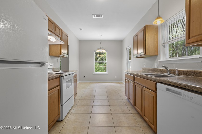 Cute as a button! Move-in ready 3 bed, 2 bath home close to - photo 11