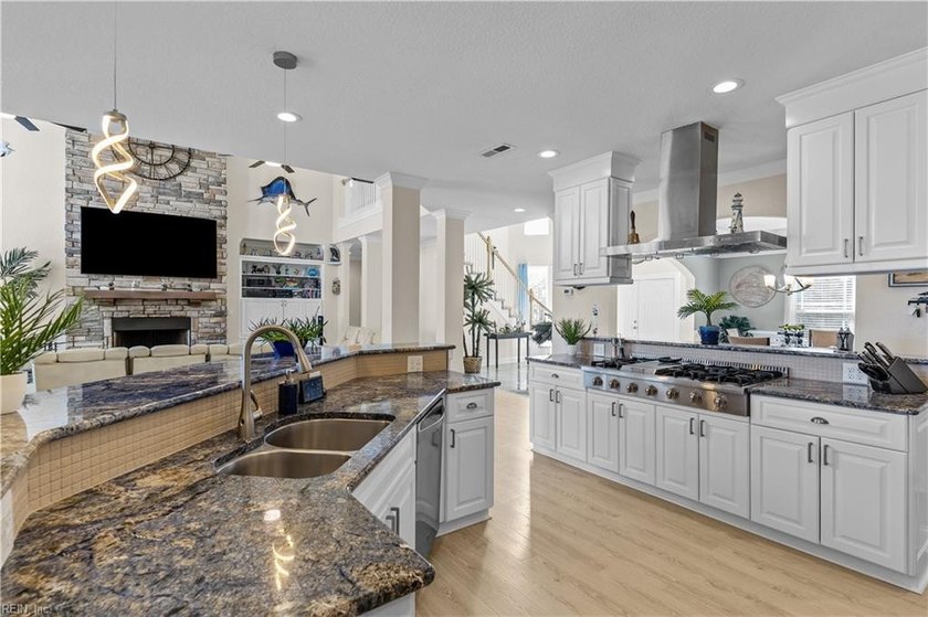 Welcome to a rare waterfront masterpiece! Exceptional &amp; secluded - photo 18