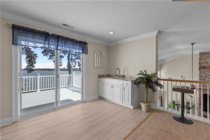 Welcome to a rare waterfront masterpiece! Exceptional &amp; secluded - photo 31