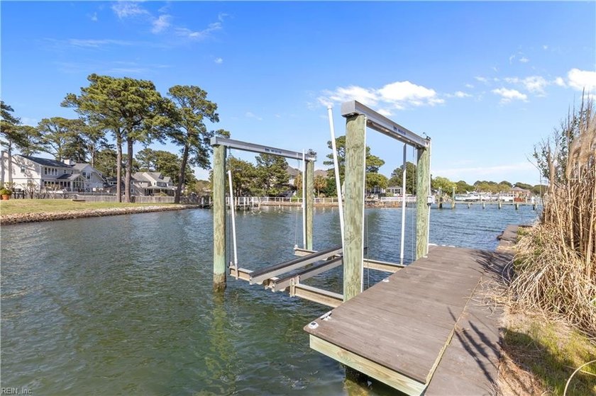 Welcome to a rare waterfront masterpiece! Exceptional &amp; secluded - photo 44