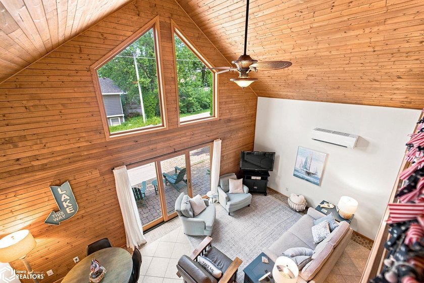 WELCOME TO YOUR PERFECT CLEAR LAKE GETAWAY!! Built in 2005, this - photo 4