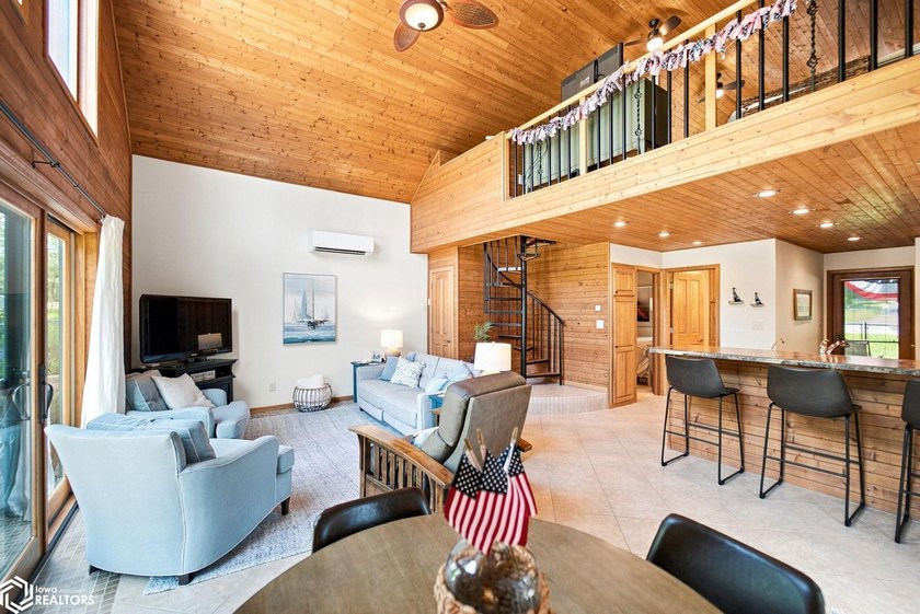 WELCOME TO YOUR PERFECT CLEAR LAKE GETAWAY!! Built in 2005, this - photo 7