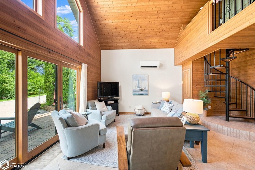WELCOME TO YOUR PERFECT CLEAR LAKE GETAWAY!! Built in 2005, this - photo 10
