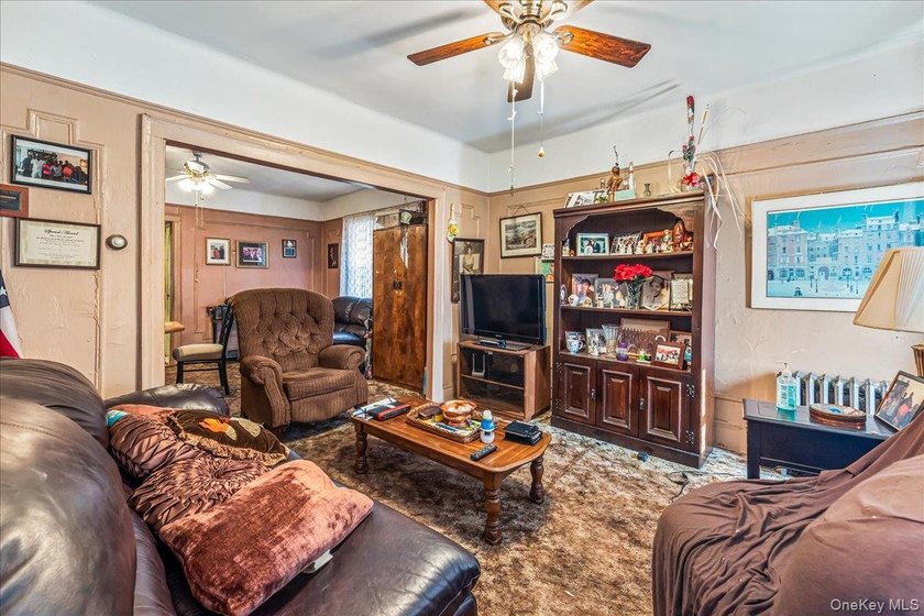 Nice 2-family home in the heart of Jamaica, featuring a - photo 4