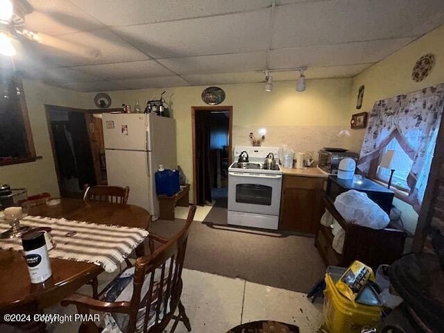 Lakeview PA State Forest Cabin. 2-3 bedrooms. Kitchenett with - photo 8