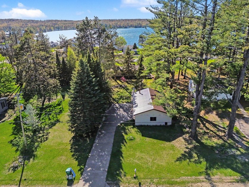 Welcome to Northern Michigan living with this beautifully - photo 2