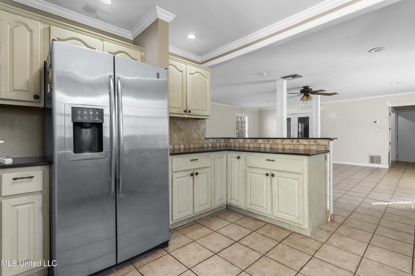 Rare opportunity to own a spacious home with an in-ground pool - photo 5