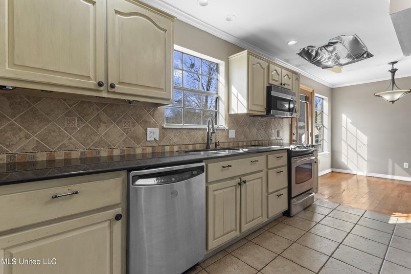 Rare opportunity to own a spacious home with an in-ground pool - photo 6