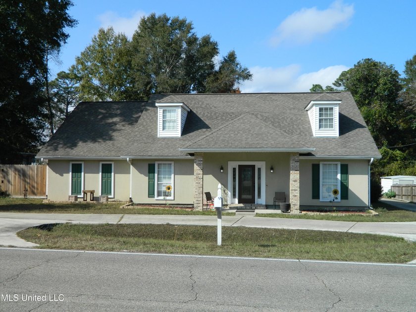 Nice family home, move in ready, master bedroom on lower floor - photo 2