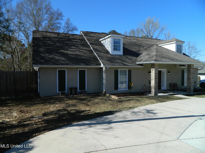 Nice family home, move in ready, master bedroom on lower floor - photo 3
