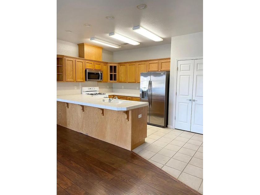 Fantastic Investment Opportunity! This duplex is ideally - photo 3