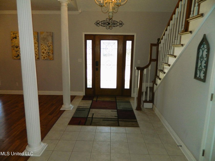 Nice family home, move in ready, master bedroom on lower floor - photo 4
