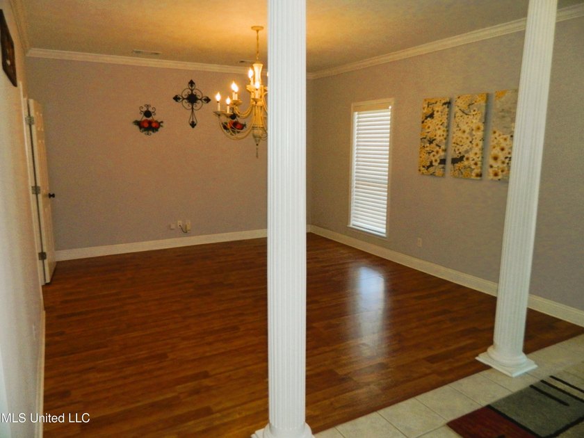 Nice family home, move in ready, master bedroom on lower floor - photo 6