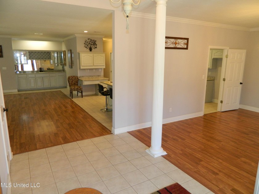 Nice family home, move in ready, master bedroom on lower floor - photo 7