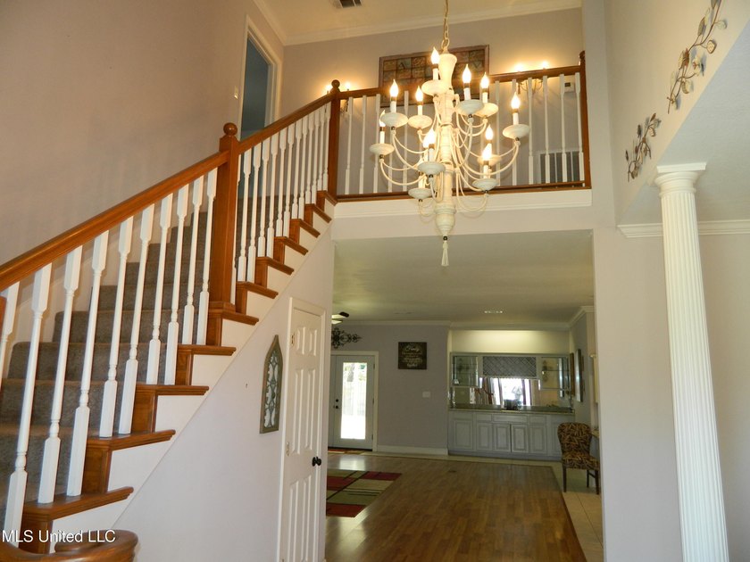 Nice family home, move in ready, master bedroom on lower floor - photo 8