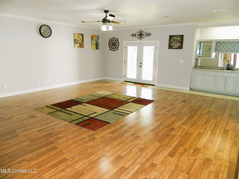 Nice family home, move in ready, master bedroom on lower floor - photo 9