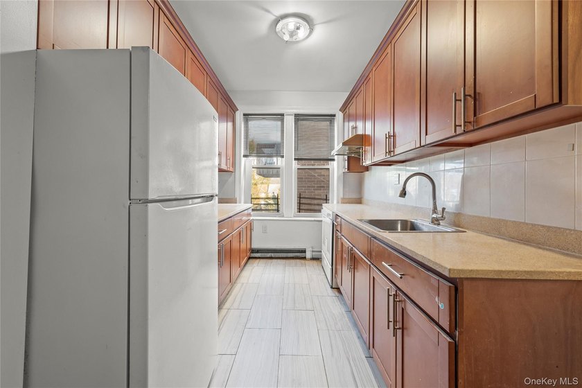 Great investment in the heart of Midwood. HIGH cap 6 family free - photo 12