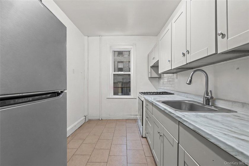 Great investment in the heart of Midwood. HIGH cap 6 family free - photo 13