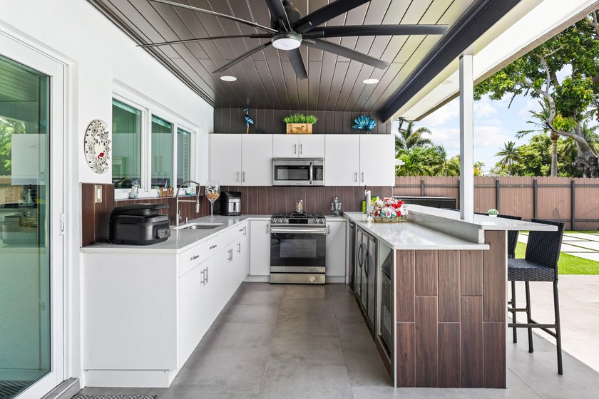 Welcome to this single-story residence in the desirable Lake - photo 40