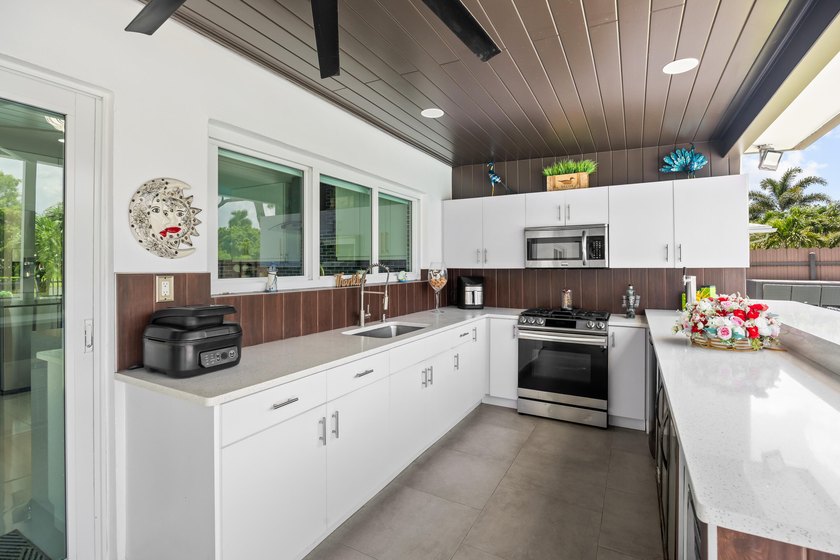 Welcome to this single-story residence in the desirable Lake - photo 42