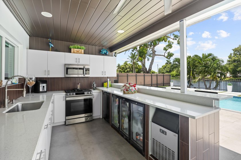 Welcome to this single-story residence in the desirable Lake - photo 44