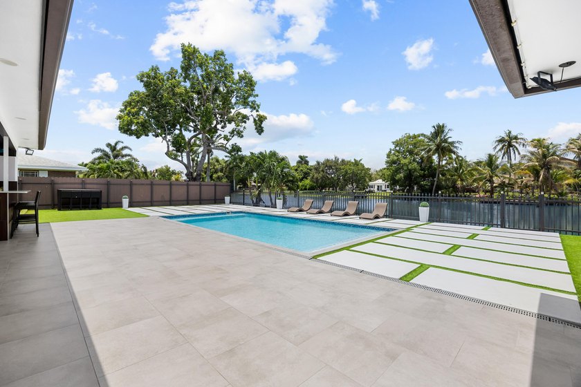 Welcome to this single-story residence in the desirable Lake - photo 45