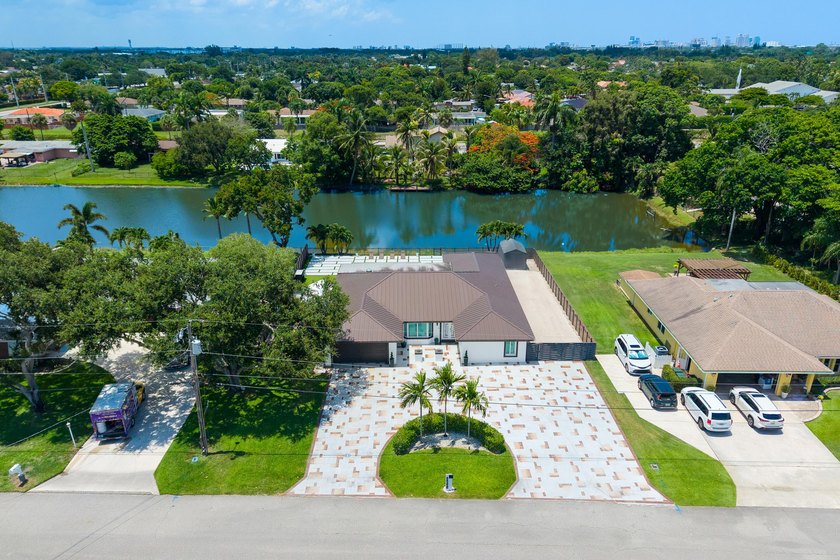 Welcome to this single-story residence in the desirable Lake - photo 49